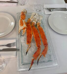 Деликатесен кралски рак (King crab), поднесен охладен върху лед в ресторант Niki Mediterranean Restaurant – пресни морски дарове за ценители